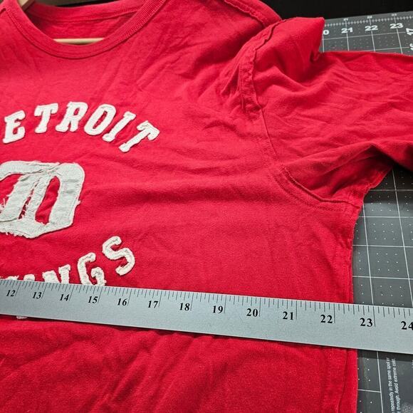 NHL Detroit Red Wings T-Shirt Men Size Large Red Embroidered Hockey Short Sleeve - Picture 7 of 8